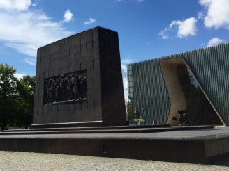 Monumento Agli Eroi del ghetto e l'entrata al Museo Polin